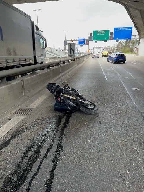 Bild zur Medienmitteilung vom 29. März 2023: Selbstunfall eines Motorradfahrers auf der A2 Richtung Deutschland, Höhe der Verzweigung Wiese